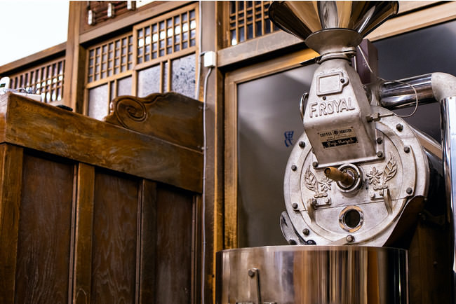 店内に設置された焙煎機