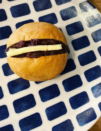 ＮＡＭＡＫＥＭＯＮＯ　ＣＡＦＥ〉黒糖ベーグルのあんバタさんど （１個）　税込３８０円