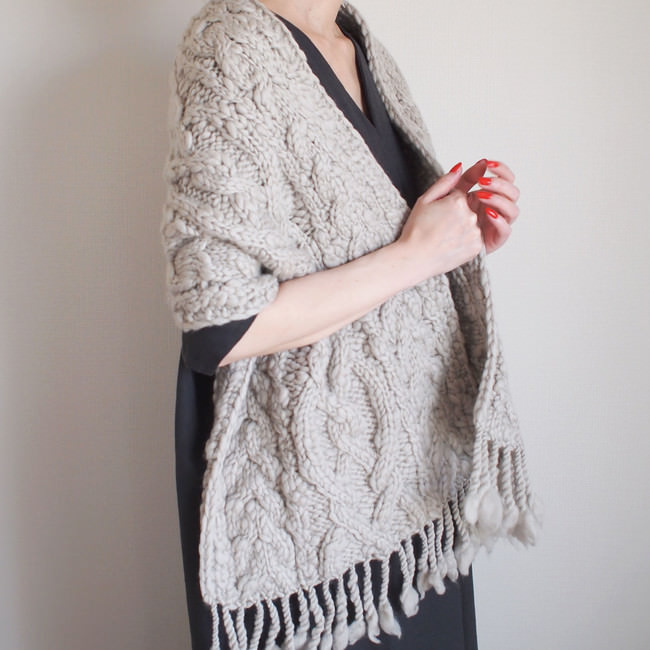 〈ｔｒｉｅｃｏｔ〉手紡ぎ糸のケーブル編みストール 税込２７,５００円