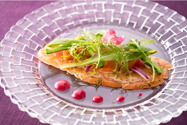 ＜前菜＞サーモンのマリネ　フレッシュサボテンと自家製ピクルスを添えて