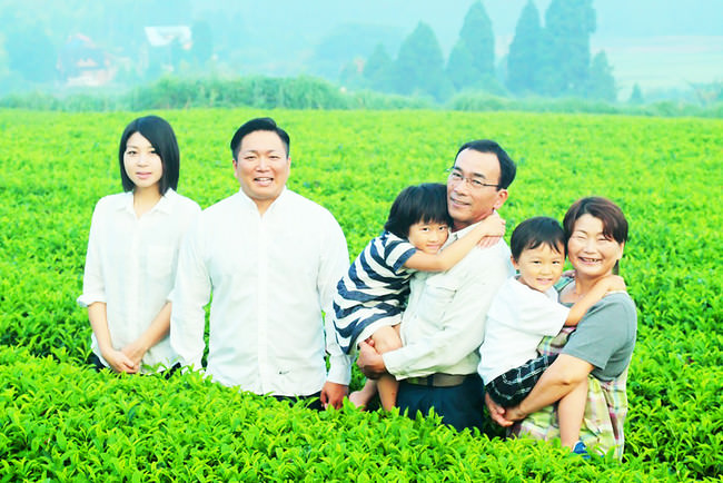 『お茶乃のぐち』野口大樹氏（左から2人目）／熊本・御船町の『お茶乃のぐち』3代目。日本茶インストラクターとして日本茶の普及活動も積極的に実施