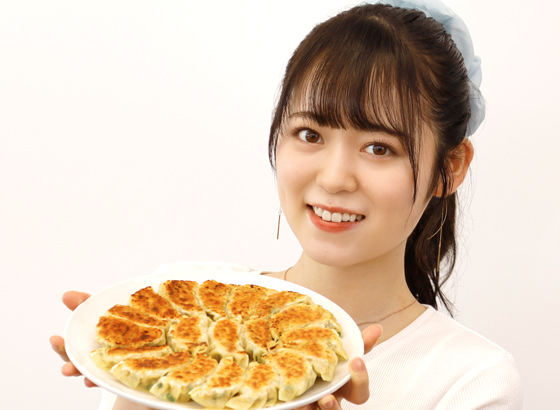 AKB48 西川 怜さんがモランボンで餃子づくりに挑戦