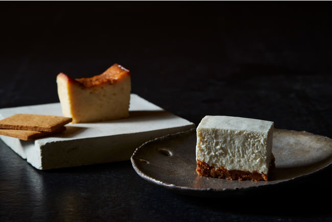 （左）味噌クラストのベイクドチーズケーキ （右）きな粉クラストのレアチーズケーキ
