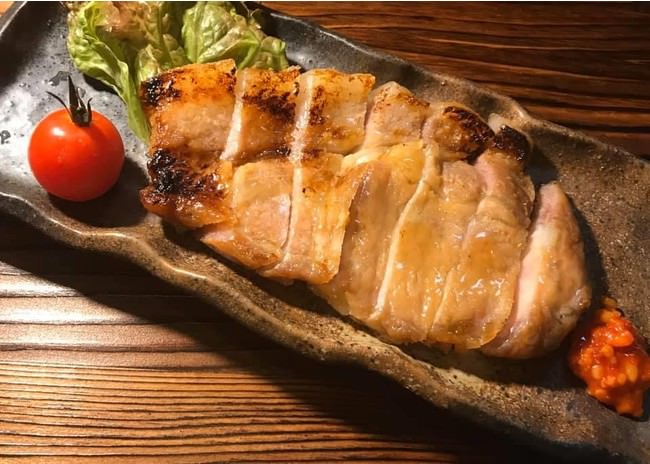 新潟ブランド豚つまりポークのロース粕漬け焼きは新潟十日町老舗酒造場「松乃井酒造場」の酒かす漬けです。甘味と旨味のバランスが取れた美味しい豚です。