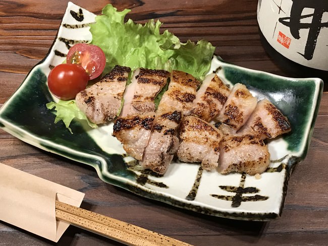 新潟ブランド豚つまりポークの塩麴焼きは新潟県産米麹に漬け込みました。の旨味と豚肉の甘味がマッチした熟成バラ肉です。