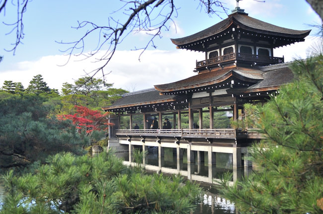 神苑に佇む「泰平閣」。大正元年(1912年)に京都御所から移築され、神苑を象徴する建物となっている