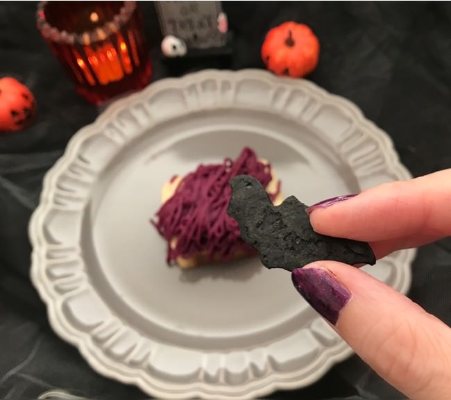 竹炭を練り込んだ真っ黒なクッキー