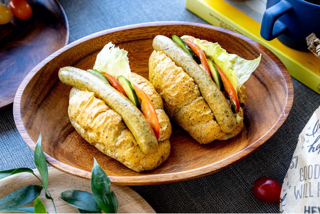 わかめパウダーを練り込んだパン、わかめを食べて育った豚を利用し、わかめを練り込んだソーセージを使ったホットドッグ