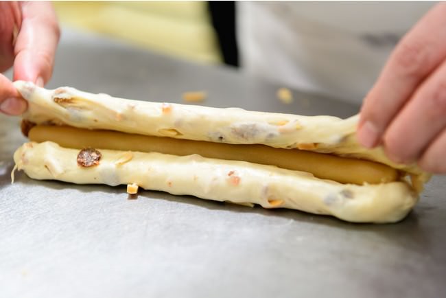 本場ドイツ産のマジパンを包んでいます