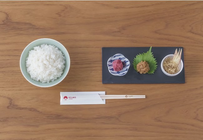 福島産のオリジナル米「福、笑い」とご飯のお供3種、左から：かつらおの梅干し、岩魚味噌、しらす山椒油漬け