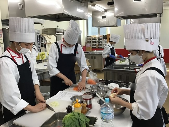 試作会の様子（計8チームがアレンジ料理を作る）