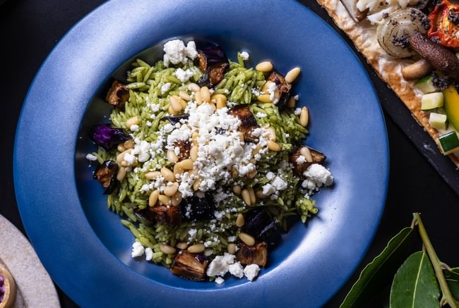 茄子とリゾーニパスタのサラダ、バジルとフェタ 