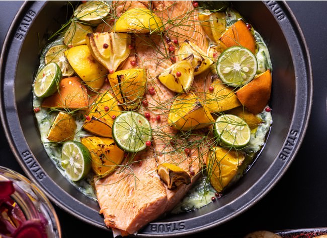 アトランティックサーモン、柑橘と白ワインソース 