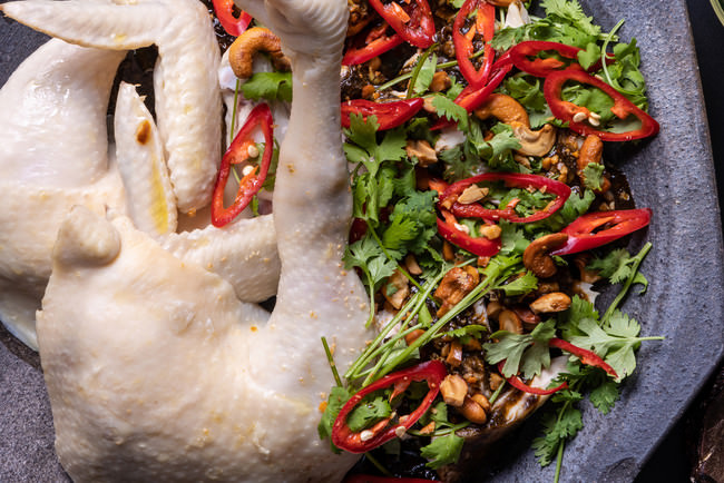 若鶏のポシェ、チリ、パクチー、カシューナッツ 