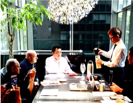 ロブション氏にサーブする椎窓氏