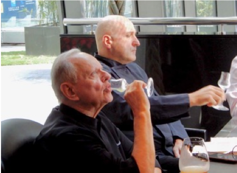 八女伝統本玉露をテイスティングするジョエル・ロブション氏