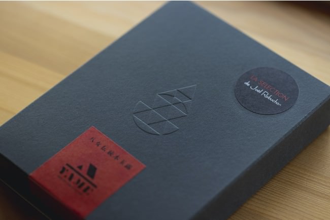 特別バージョンの黒いパッケージ