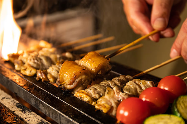 焼き師が焼いたブランド鶏の焼鳥をお楽しみください。