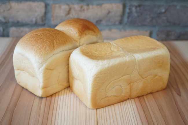 焼き食パン（左）、生食パン（右）