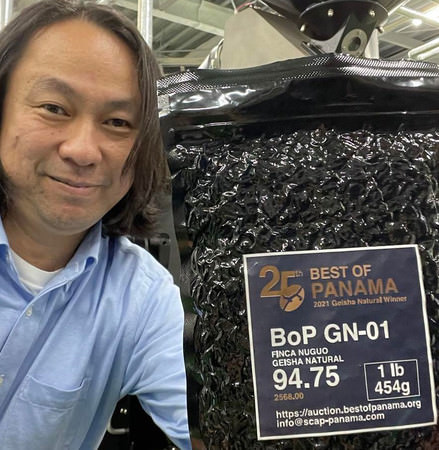 今年世界一高かったコーヒーのBoP GN-1 (ベストオブパナマ、ゲイシャの ナチュラル製法の１位)94.75は審査員のつけた点数の平均点で、小さい2456.00はこの一袋のコーヒー生豆の価格