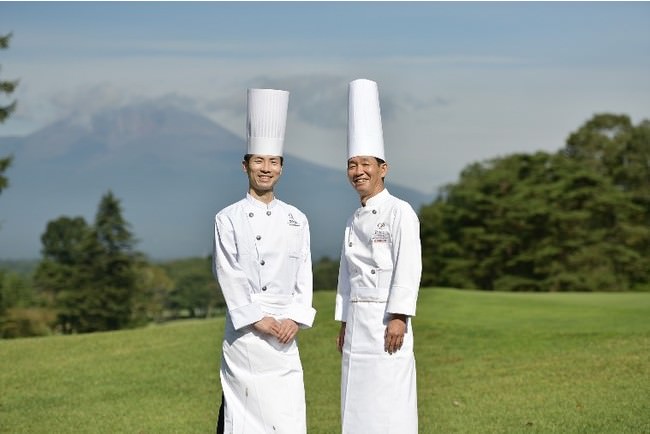 料理長吉本憲司(左)とコーポレートエグゼクティブシェフ下井和彦(右)