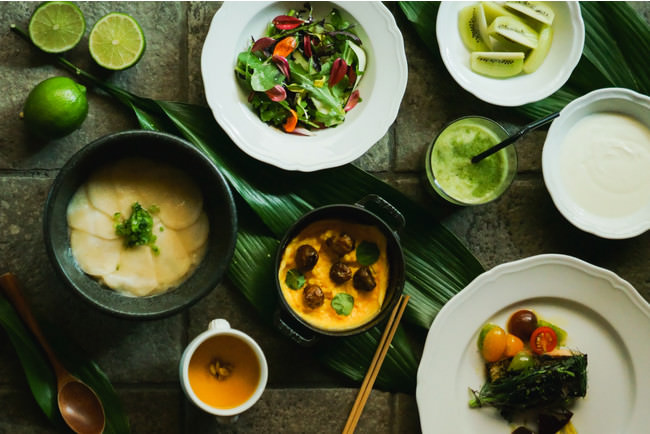 北海道発アイスクリームジェラートのキッチンカー「Flavour J」が
神戸に上陸！巨大ボンネットバスを改装したおしゃれな販売車　
日本初100％ジャージーA2ミルク＆クリーム使用の高級ジェラート