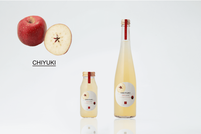 青森県弘前市の「千雪」　 桃のようと評される優しい甘さと香りの高さが特徴。褐変しない特徴を持つ世界的にも珍しい品種で白く美しいジュース。赤い果皮に散る白雪模様がその名の由来。 ▶りんごジュース：180ml、500ml
