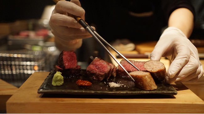 焼肉を付け台で提供する鮨スタイルの肉和食が好評！eat麻布十番