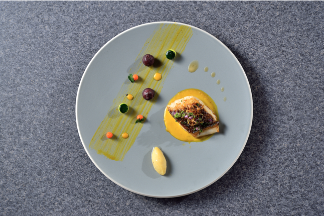 真鯛のソテー 〜煌めく白ワインソースとサフランソース〜