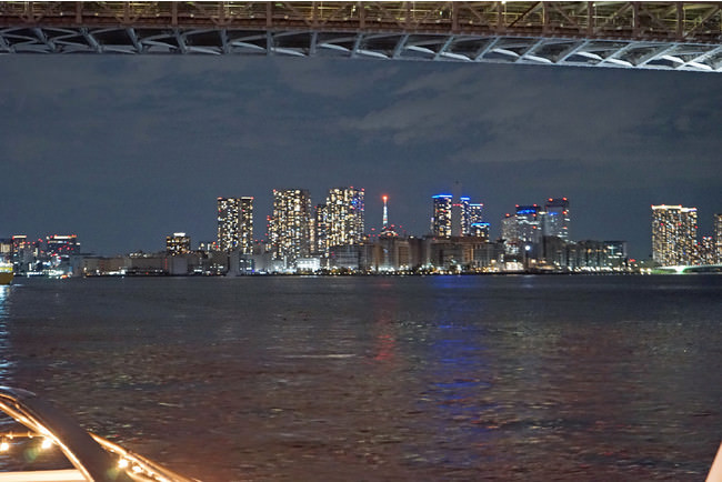 東京港：レインボーブリッジ越しに晴海埠頭方面、東京スカイツリーの夜景がご覧になれます