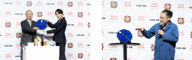 左：記念品を受け取る小石川氏　右：記念品について説明する野老氏