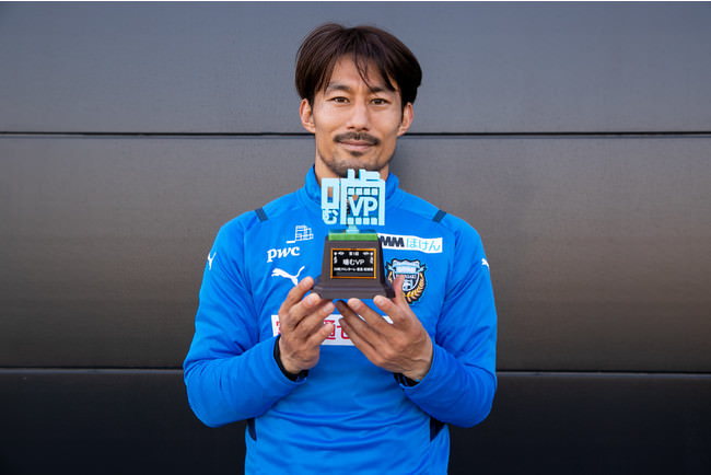 トロフィーを手にする家長選手 ©KAWASAKI FRONTALE