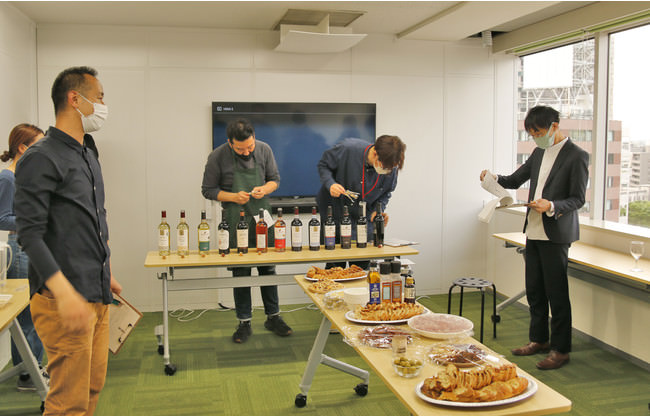 社内で行ったモルドバワインの試飲会