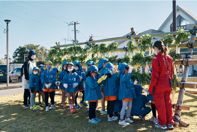 ▲12月3日、駅前のミニ大根やぐらに保育園児が大根を干した（撮影：中山雄太）