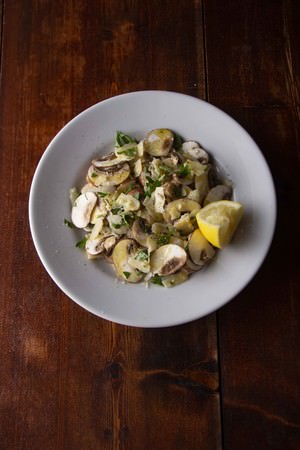   「マッシュルームのサラダ」厚みを均一に切らない  