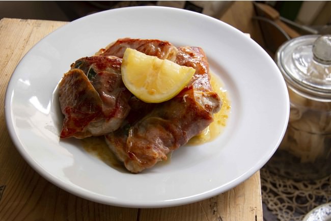 「サルティンボッカ」片面にだけ塩をする