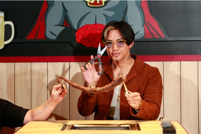 テープカットならぬ「ハラミカット」に臨む数原龍友