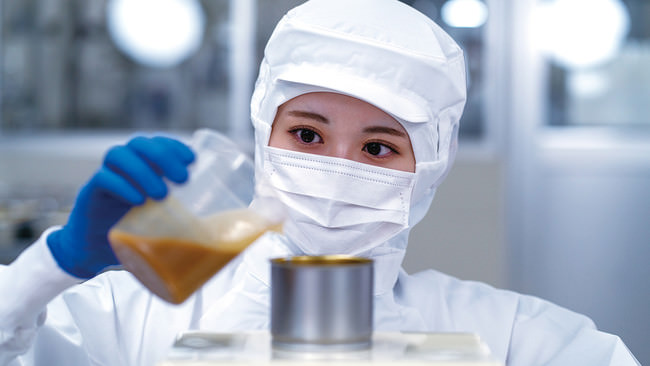 ルーの重さを計る中村舞さん