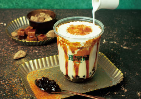 とろけるクレープのMOMI&TOY’S(モミアンドトイズ)から
“きなこ×白玉×黒蜜”の和クレープが登場!!
「もちもち白玉と黒蜜きなこ」を1/1から期間限定販売