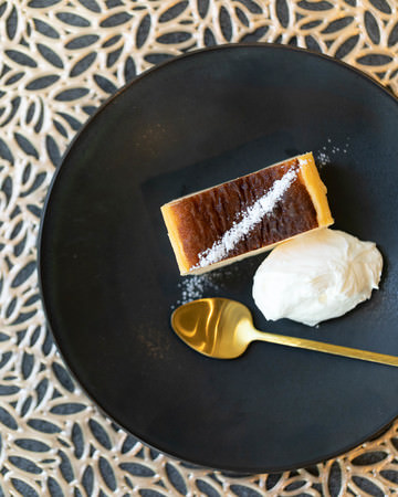 年末年始の期間限定 “ご褒美スイーツプレート”　
「TEA&BAR」 5種の定番スイーツ盛り合わせ+フリーフロードリンク