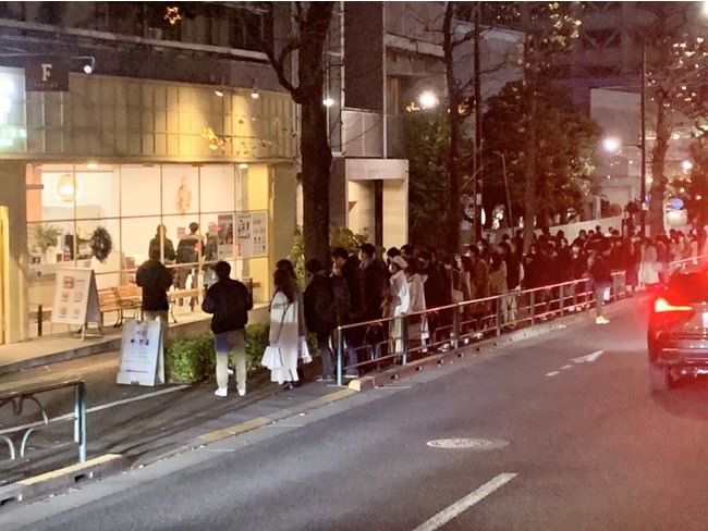 急遽追加販売されることが本人SNSにて伝えられると、すぐに新しい行列ができるほどの反響の大きさ