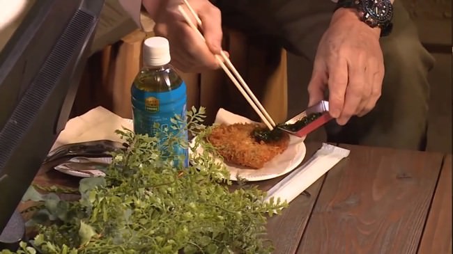 「味楽きらく」店主の下久保さんは特製のニラソースを紹介。