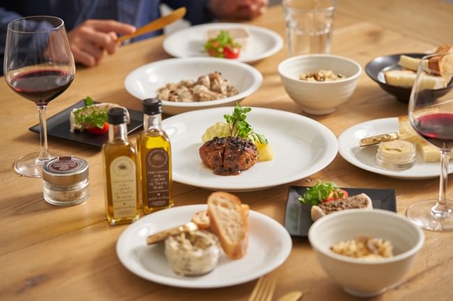 【舞浜イクスピアリ店・延⻑決定】常に⼤⾏列の本格スイーツりんご飴専⾨店「代官⼭Candy apple」が、ミルクティーりんご飴を舞浜イクスピアリ店にて期間限定で販売