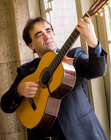 ホルヘ・ディアス（ギター＆ヴォーカル）