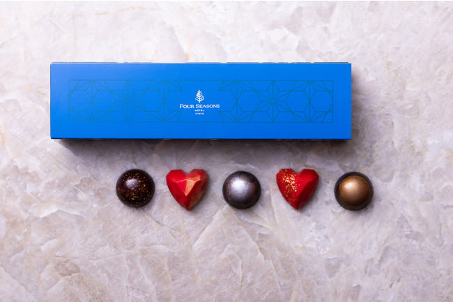 左から、バニラキャラメルグアナラビターチョコレート、ラズベリーコアントローニアンボビターチョコレート、日本酒 アルパコビターチョコレート、オレンジカンパリジヴァララクテミルクチョコレート、くるみドゥルセブロンドチョコレート