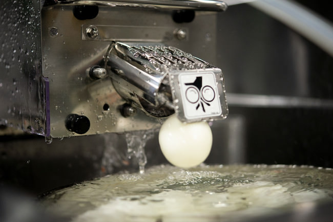 茹で卵は一つずつ殻剥きして出てきます