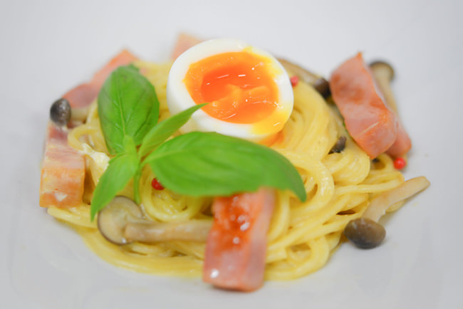カルボナーラに半熟卵をトッピング