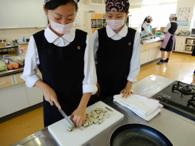 鰻創作料理の調理実習の様子（第2回うな重高校創作料理コンテスト）