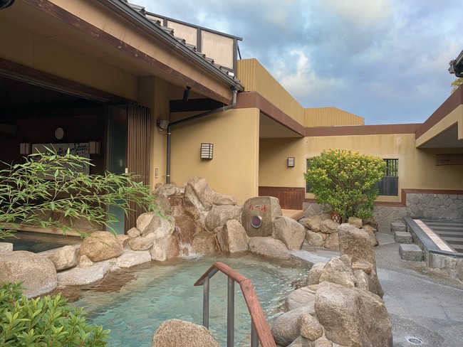 開放的な大浴場で美肌の湯を楽しめる