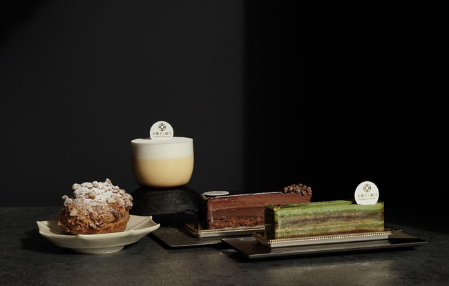 プチガトー4個 Aセット ￥1,800（税込） 《シュークリーム、プリン、抹茶のオペラ、チョコレートケーキ》